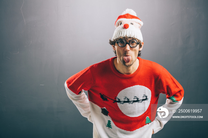 穿着滑稽圣诞服装的穆迪男子伸出舌头
