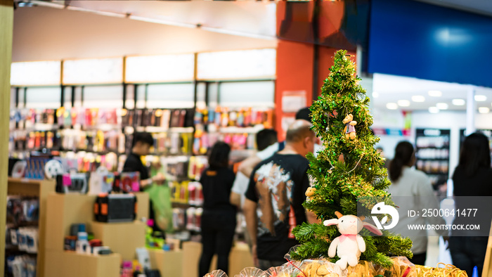 Christmas tree with beautiful ornaments with many people.