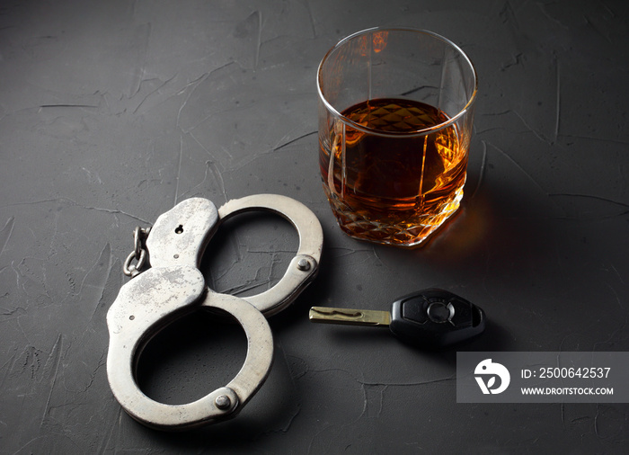 醉酒驾驶的刑事责任概念。带干邑、手铐、车钥匙的Bakal