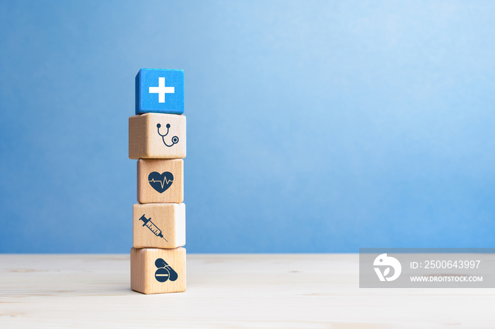 健康保险概念，蓝色背景上有医疗保健图标的木块，复制空间