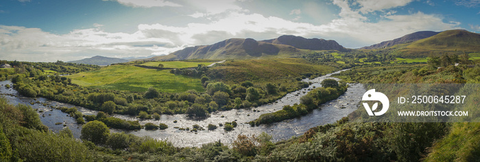 Vue panoramique dans le comté de lanneau du Kerry. Une rivière serpente à lhorizon et au loin des 