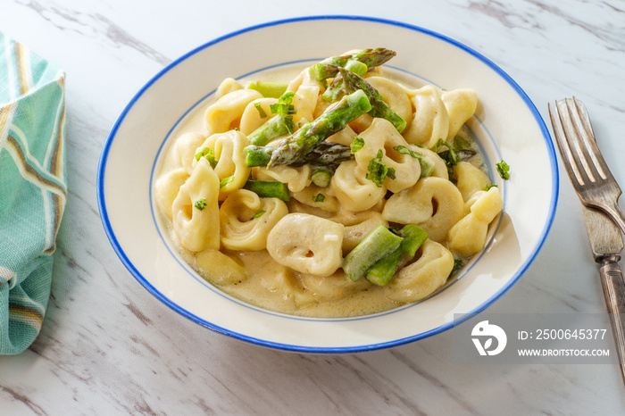 黄油帕尔马干酪Tortellini Alfredo