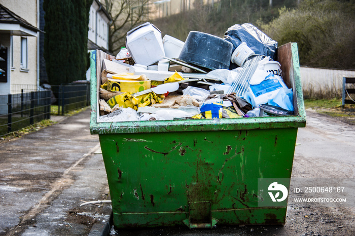 Grüne Abfallcontainer am Straßenrand