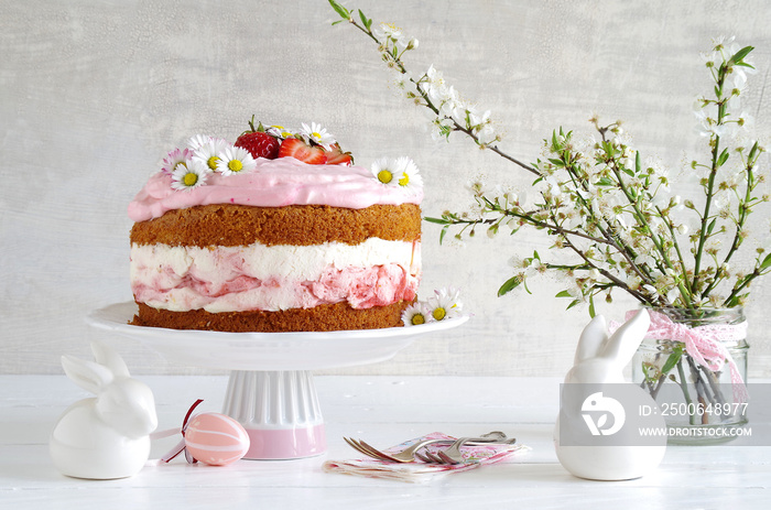 Erdbeer-Sahne-Torte mit Gänseblümchen dekoriert zu Ostern