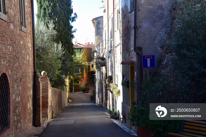 意大利托斯卡纳Lajatico镇典型的狭窄街道，有着古老的外墙和死胡同标志