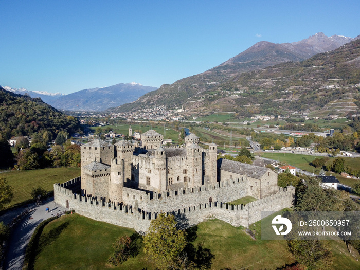 Il castello di Fenis dal drone in Val D Aosta