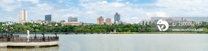 Panorama of the city and park with lake.