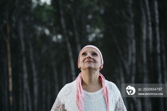 森林里戴着粉红色头巾的女人患了癌症