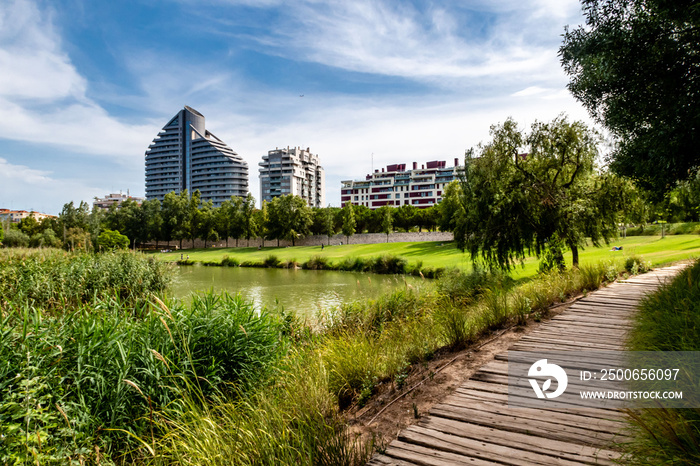 Park und See mit Hochhaus in Valencia