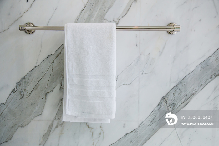 洗手间不锈钢架上的毛巾巾
