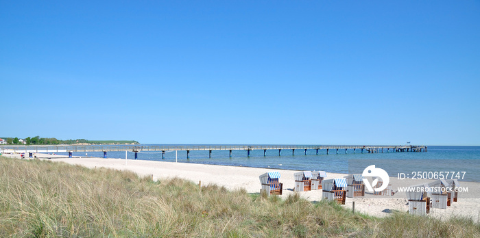 Strand und Seebrücke im Ostseebad Boltenhagen,Mecklenburg-Vorpommern,Deutschland