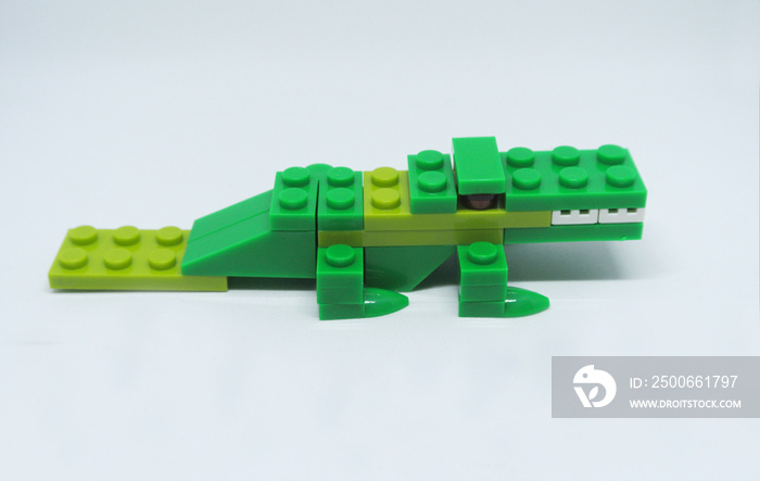 绿色鳄鱼的形状是由五颜六色的塑料玩具砖制成的。