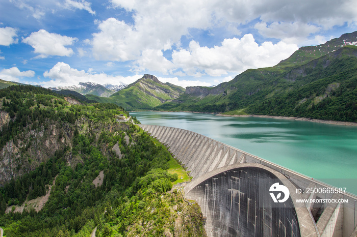 barrage dans les montagnes  beaufortain roselend , énergie verte