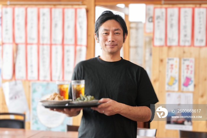 居酒屋で働く男性の求人イメージ