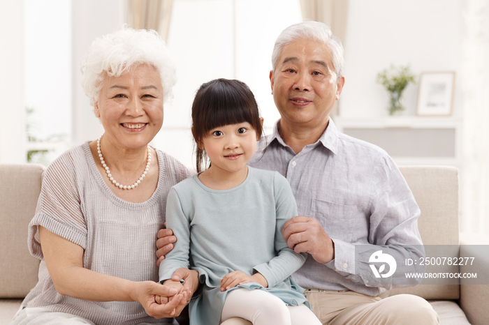 孙女陪着祖父母在客厅