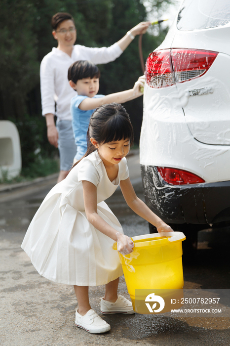 快乐家庭擦洗汽车