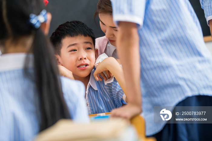 女教师和小学生在教室