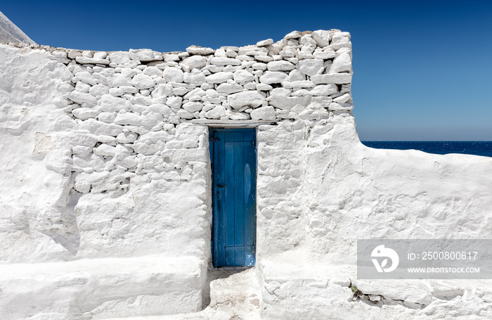 Das blau und weiß der Kykladen in Griechenland - bleue Tür vor weißer Wand