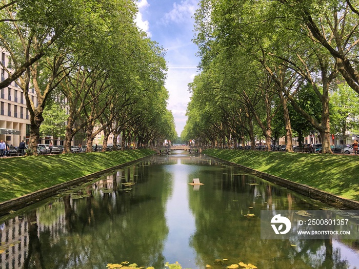 Prachtstrasse Allee Königsallee Kö mit Kanal in Düsseldorf im Sommer