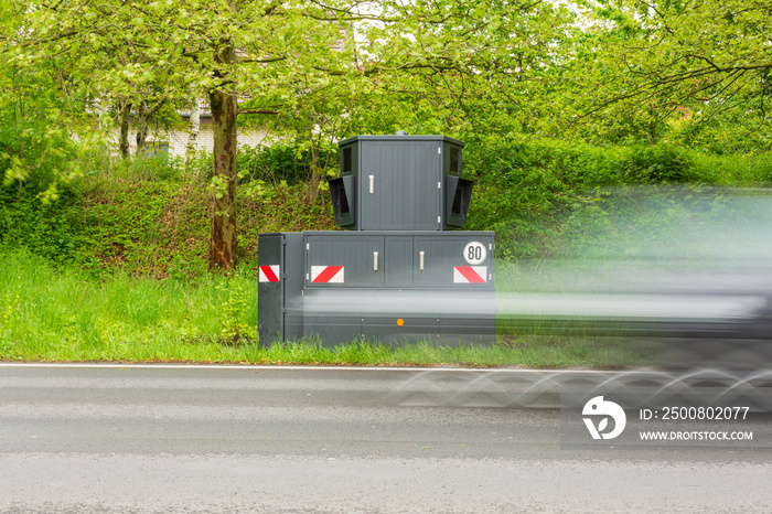 Radarkontrolle mit einem Panzerblitzer an einer Landstraße