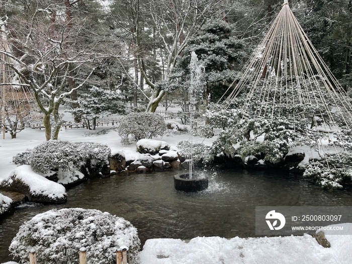 冬の兼六園 降り積もる雪