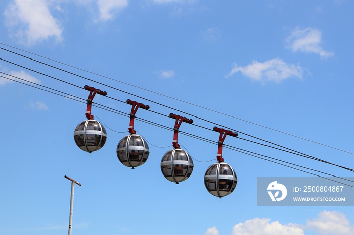 Cabines du téléphérique de Grenoble Bastille appelées  bulles  ou  oeufs , Ville de Grenoble, Département de l’Isère, France