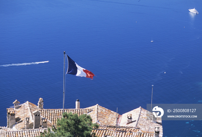 青い海とフランス国旗