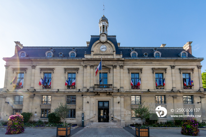 Vue extérieure de l’hôtel de ville de Saint-Ouen-sur-Seine, France, commune de la banlieue nord de Paris, située dans le département de Seine-Saint-Denis