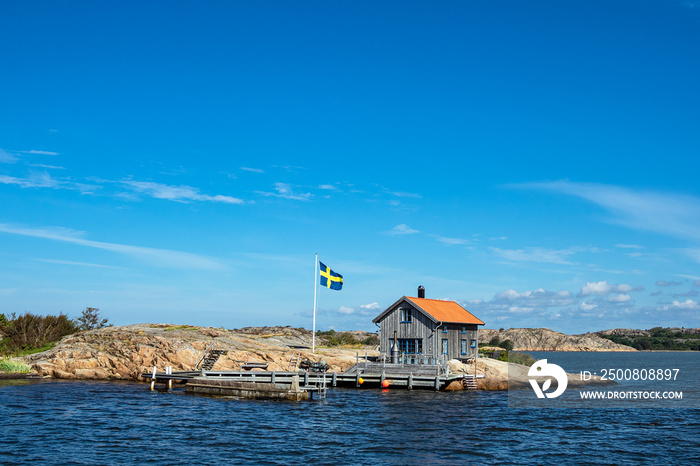 Holzhütte und Fahne auf der Insel Valön vor der Stadt Fjällbacka in Schweden