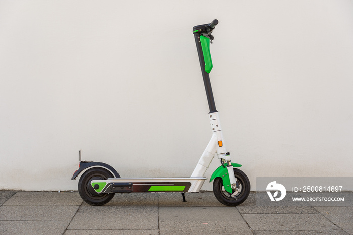 E Scooter vor einer weißen Wand