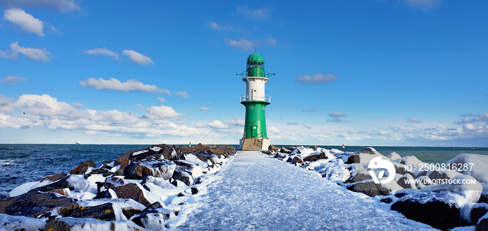 Leuchtturm Warnemünde im Winter an der Ostsee