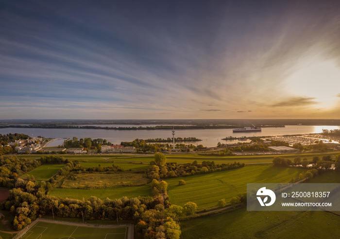 Luftaufnahme / Panorama vom Jachthafen in Wedel in Schleswig-Holstein bei Sonnenuntergang