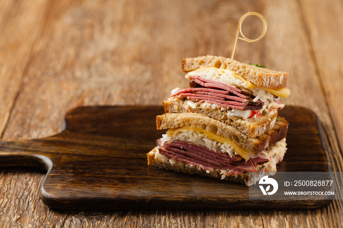 Ruben sandwich. New York sandwich with pastrami, sauce 1000 islands and sauerkraut.