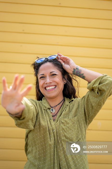 Portrait of smiling mid adult woman in sunglasses