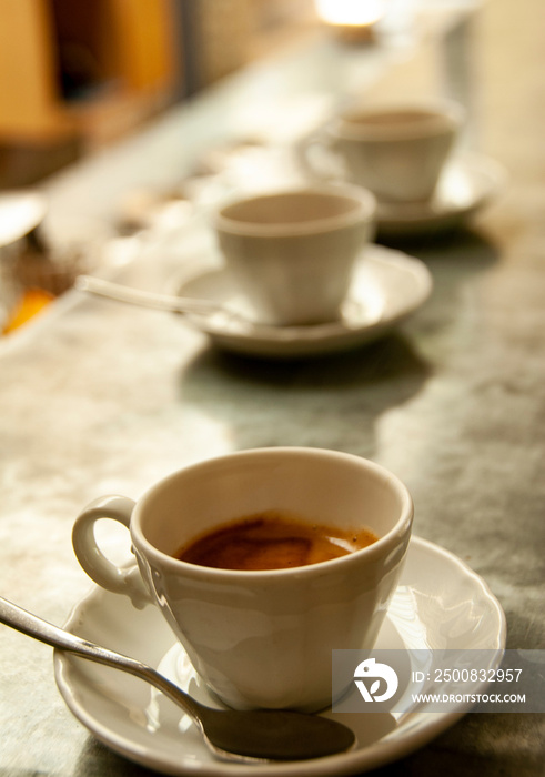 イタリアのバールで味わうエスプレッソコーヒー