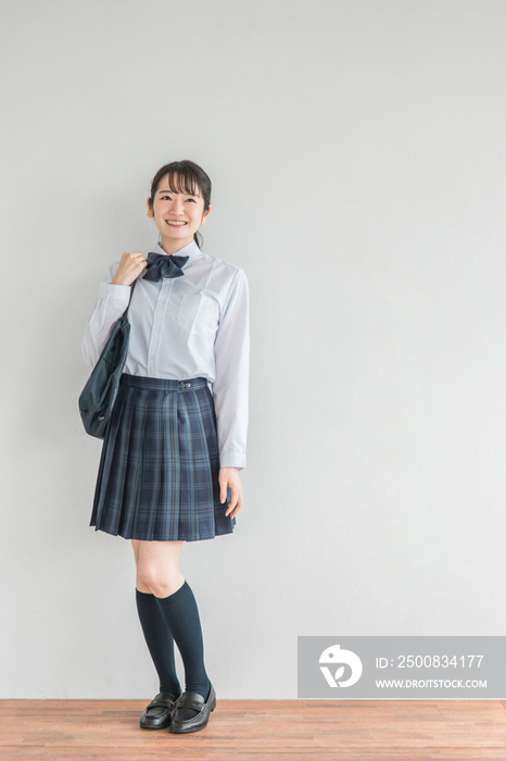 学校の教室にいる笑顔の高校生・中学生・女子高生（制服・学生服）