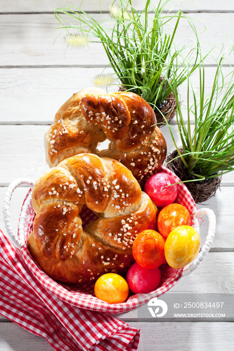 Bastkorb mit Hefekranz, Gebäck, Ostergebäck, bunte Ostereier,