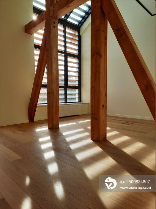 Parquet en chêne massif dans un intérieur d’architecte avec verrière et poutres apparentent