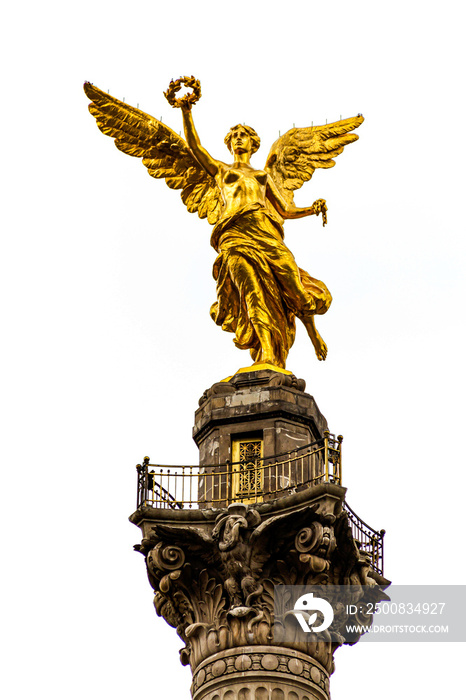 Ángel de la independencia en día nublado