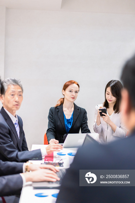 国際会議で通訳をする女性