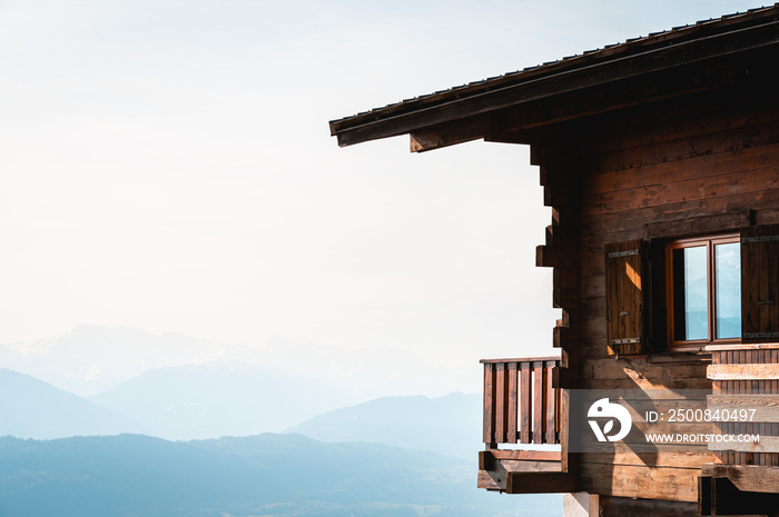 Chalet en bois avec vue sur montagne Alpes France