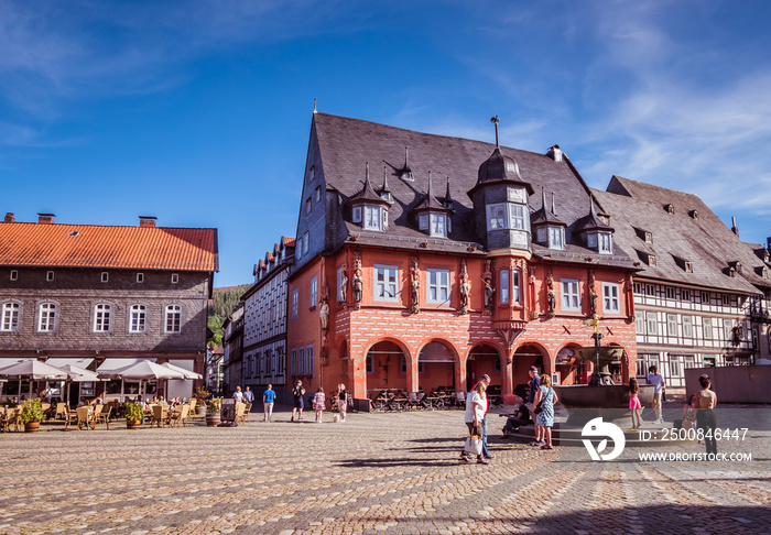 Rathaus mit Marktplatz von Goslar im Harz