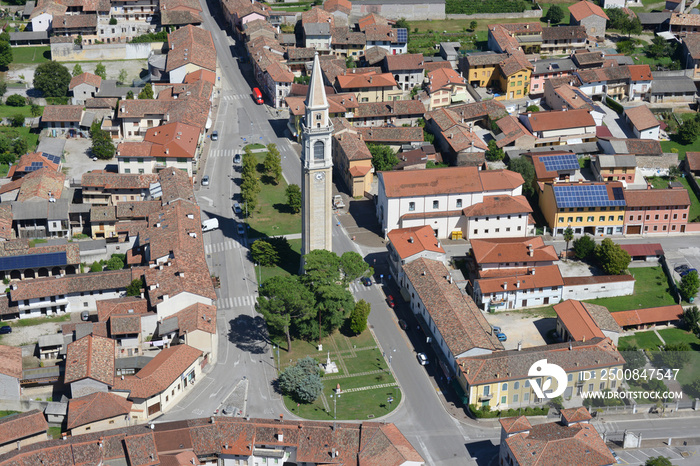 Fotografía aérea de iglesia y pueblo en la comarca de Codroipo  en Italia