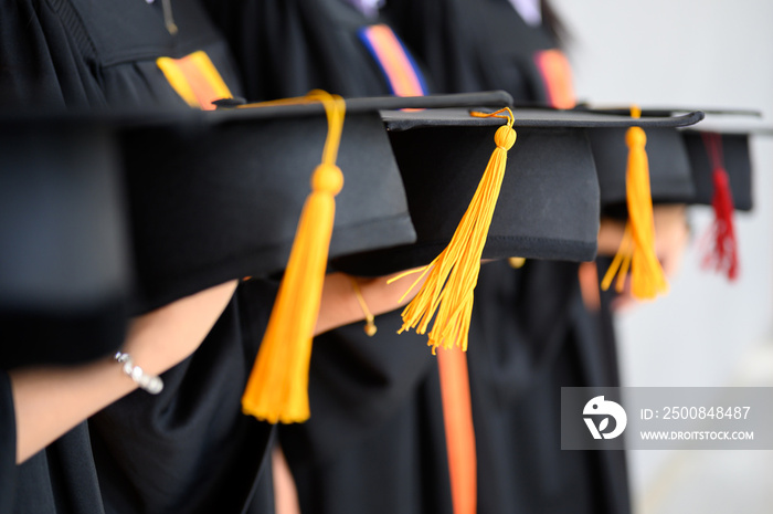 The graduating student group wore a black hat, black hat, at the graduation ceremony at the university.