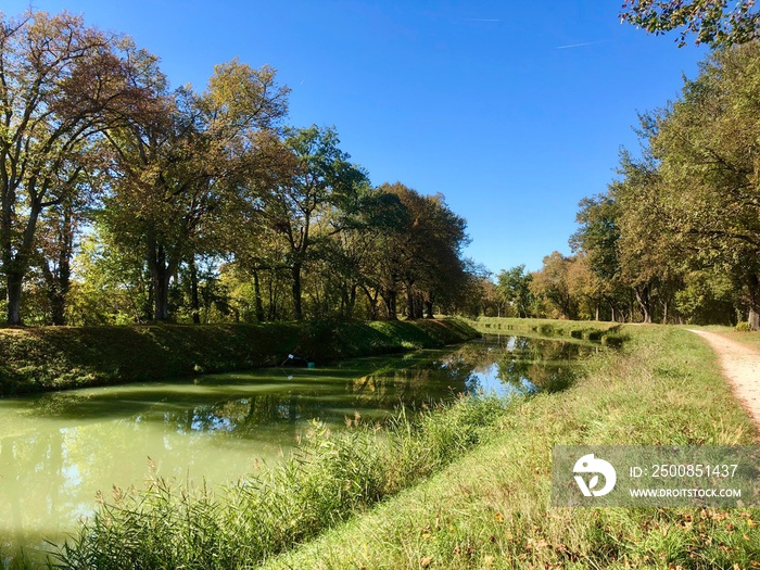 bucolic path by the canal of Montech