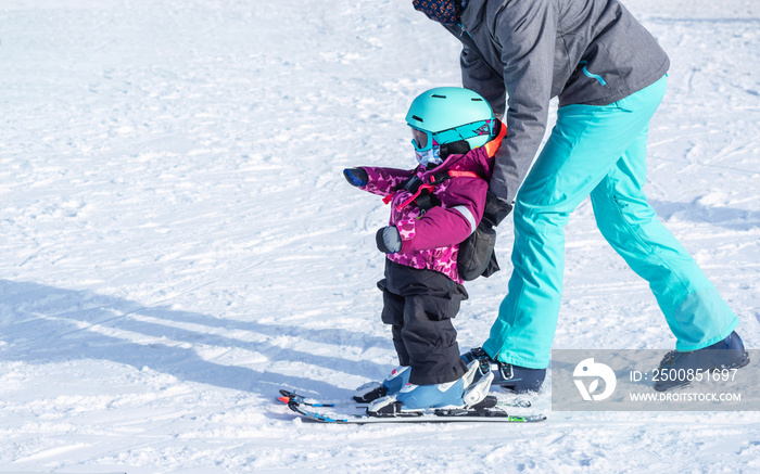 A young kids is learning skiing
