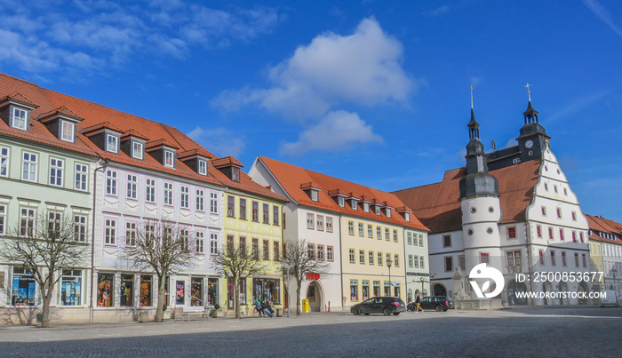 Marktplatz mit Rathaus von Hildburghausen in Thüringen