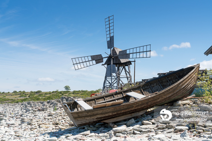 Ruderboot und historische Schleifmühle bei Jordhamn, Insel Öland, Schweden