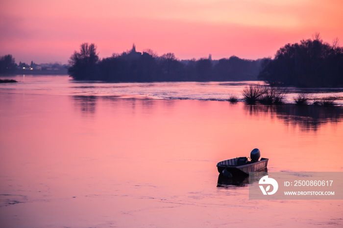 Paysage d’un soir d’hiver avec le ciel et un fleuve mauve et rose