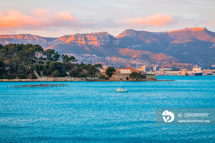 Vue sur la rade de Toulon depuis le Fort Balaguier à La Seyne-sur-Mer